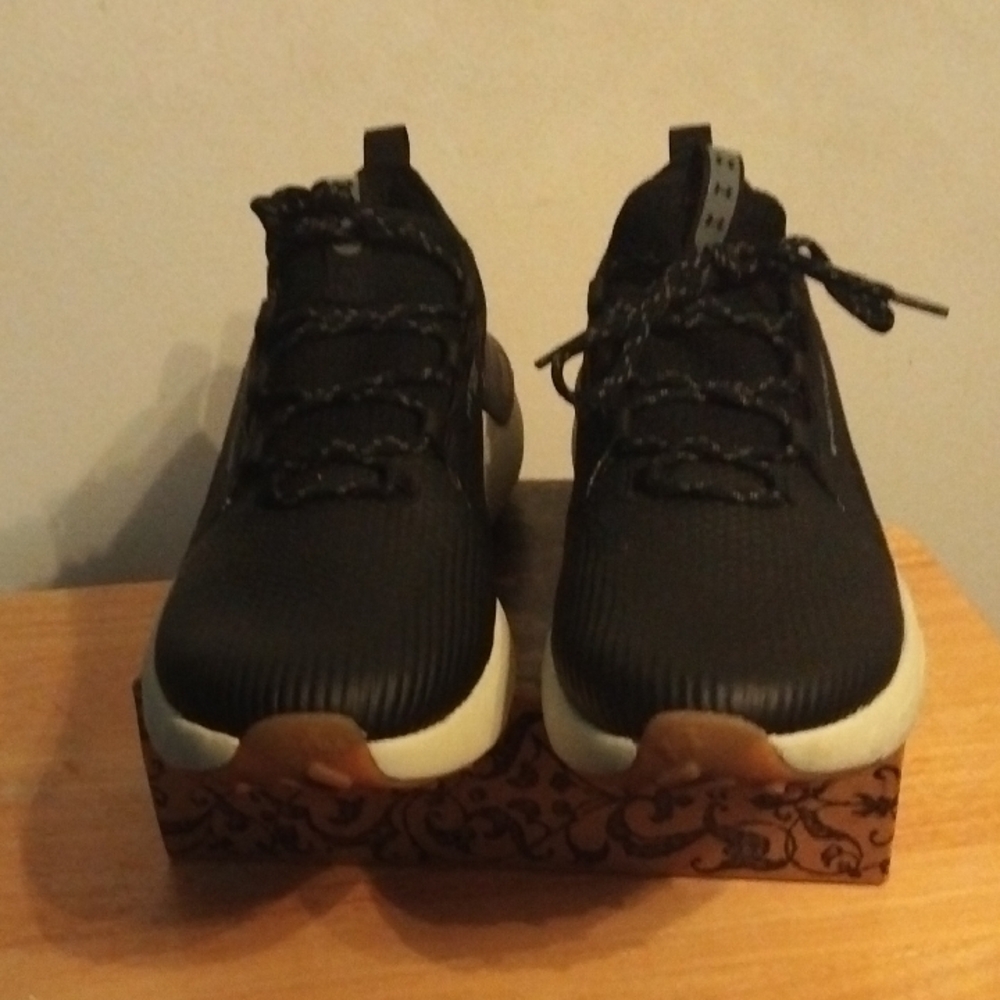 Mens Under Armour Black Slip-On Athletic Sneakers with White Midsole Size 11.5